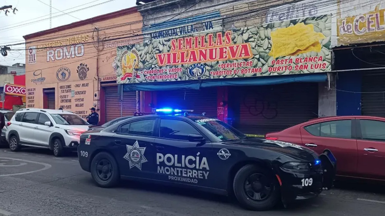 Un hombre de la tercera edad fue encontrado sin vida en la banqueta en el Centro de Monterrey.