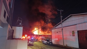 Incendio consume fábricas en la colonia El Deán de Guadalajara