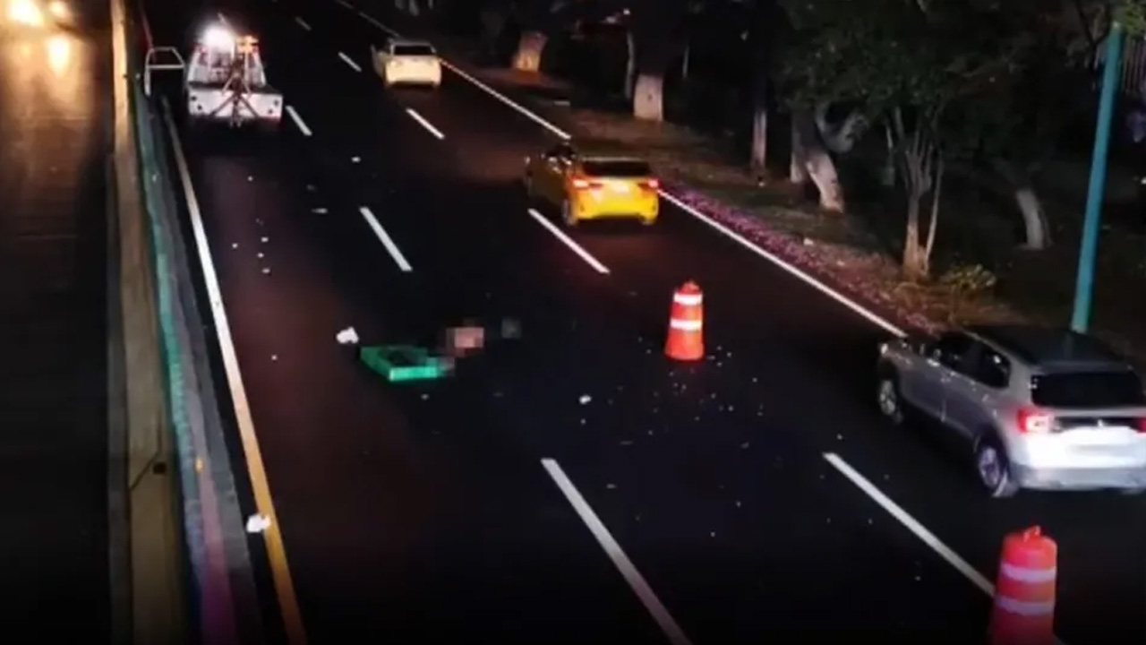 Autoridades localizaron el cuerpo de un hombre en carriles centrales del Periférico Norte, en Tlalnepantla.