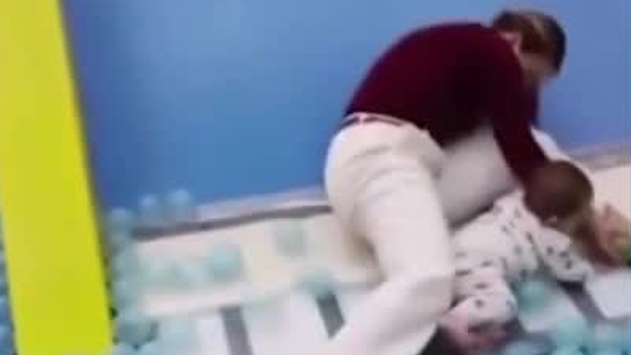 Una joven madre denunció al centro comercial Perisur, de la Ciudad de México, tras sufrir tres fracturas en un juego infantil.