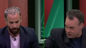 Marc Crosas y David Faitelson disctiendo en programa en vivo.