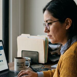 Personas haciendo su declaración en una computadora.