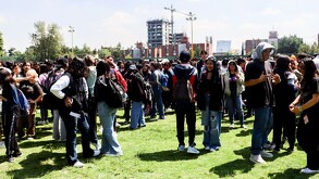 Desalojo de edificio por sismo en la Ciudad de México.
