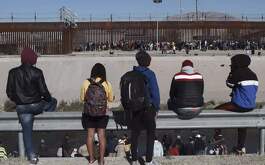 El Gobierno de México suspendió las deportaciones de migrantes por falta de recursos, informó personal del Instituto Nacional de Migración.