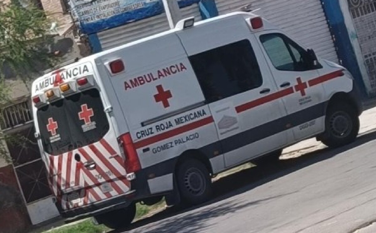 Paramédicos que atendieron a dos jóvenes que sufrieron un accidente en motocicleta.