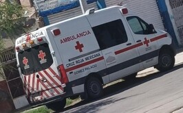 Paramédicos que atendieron a dos jóvenes que sufrieron un accidente en motocicleta.