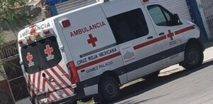 Paramédicos que atendieron a dos jóvenes que sufrieron un accidente en motocicleta.