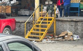 Escaleras del Mercado Abastos donde un hombre se desvaneció y terminó perdiendo la vida-