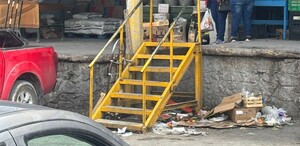 Escaleras del Mercado Abastos donde un hombre se desvaneció y terminó perdiendo la vida-