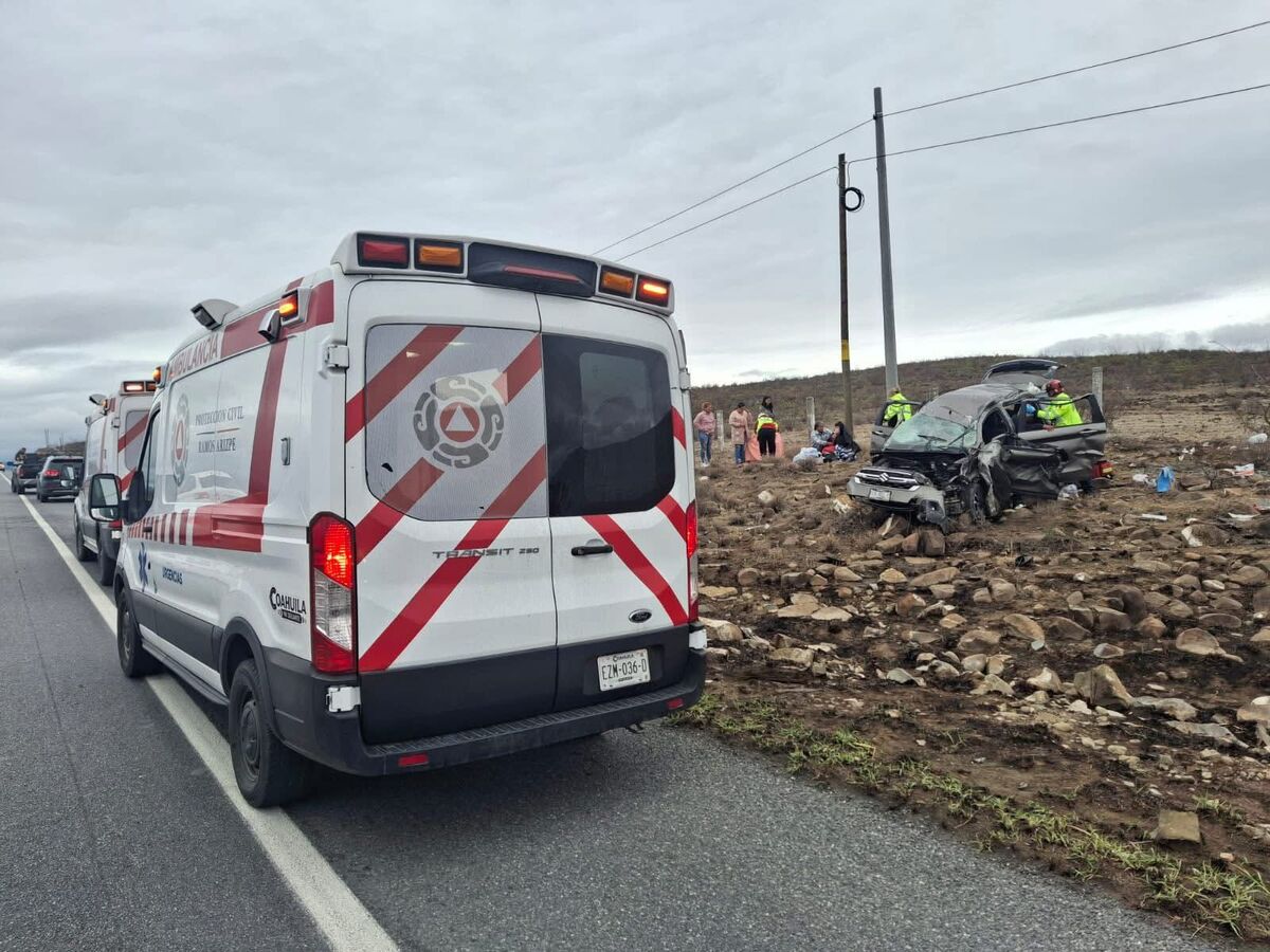 Volcadura en la carretera 57 moviliza a cuerpos de auxilio; cinco personas resultaron lesionadas.