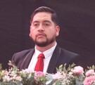 Pedro Valencia Cerecero, secretario de Ocampo en Michoacán, con un arreglo de flores enfrente