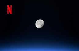 La luna vista desde fuera de la tierra en el que netflix estará transmitiendo su alunizaje