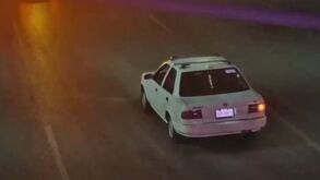 Elementos de seguridad de Monterrey activan sirenas y torretas para abrir paso a un padre y su hija de 17 años con complicaciones de salud en Av. Revolución.