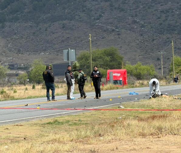 Policía municipal y Guardia Nacional mantuvieron el cierre total de la vialidad durante las labores de investigación.