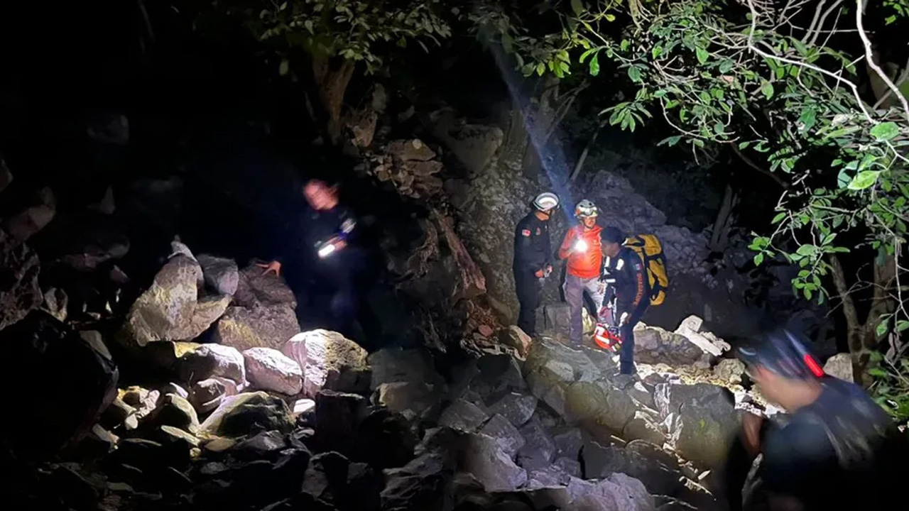 Un padre y su hijo fueron rescatados tras quedar varados en “Las Cascadas” del Cerro de la Silla, en Guadalupe.