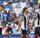 Jugadores de Rayados saliendo tristes del partido ante San Luis