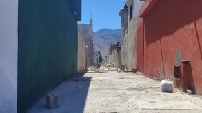 Imagen de muebles y objetos abandonados en un espacio urbano, reflejando una problemática de acumulación de basura en la vía pública.