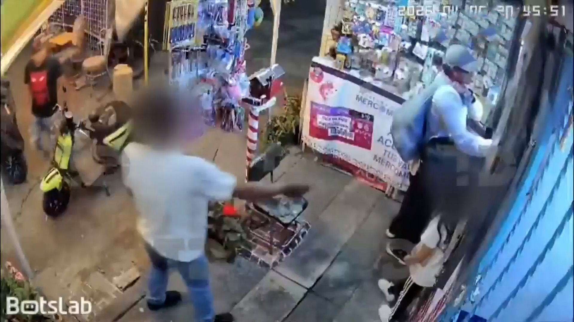 Tres sujetos armados atacaron una papelería en Azcapotzalco e intentaron incendiarla con clientes dentro. Hay dos menores detenidos tras seguimiento del C5.