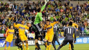 Jugadores en el partido de Tigres vs Seattle Sounders en la Liga de Campeones 2013.