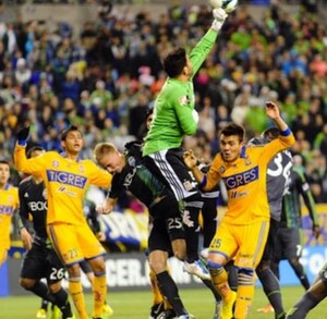 Jugadores en el partido de Tigres vs Seattle Sounders en la Liga de Campeones 2013.
