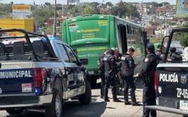 Vehículo robado terminó impactado contra un camión tras persecución en Zapopan.