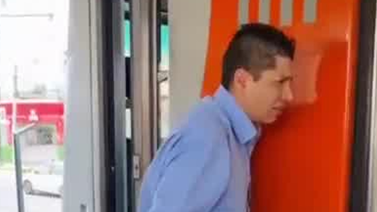 Usuarias del Metro CdMx denunciaron a un conductor por manejar de forma irregular, con frenadas bruscas y aparente somnolencia.