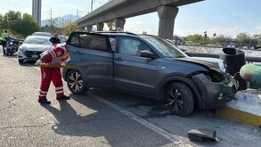 Una mujer de la tercera edad resultó herida tras un choque contra el camellón en la avenida Morones Prieto, en Guadalupe