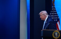 El presidente de Estados Unidos, Donald Trump, sale tras hablar con periodistas en una conferencia de prensa en la sala de prensa James Brady de la Casa Blanca.