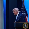 El presidente de Estados Unidos, Donald Trump, sale tras hablar con periodistas en una conferencia de prensa en la sala de prensa James Brady de la Casa Blanca.