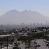 Nuevo León acumuló 235 días en 2022 con aire sucio, apunta el Sistema Integral de Monitoreo Ambiental.