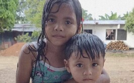 Hermanos que murieron luego de quedar atrapados en una nevera mientras jugaban.