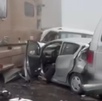 Autos chocados en una autopista con neblina.