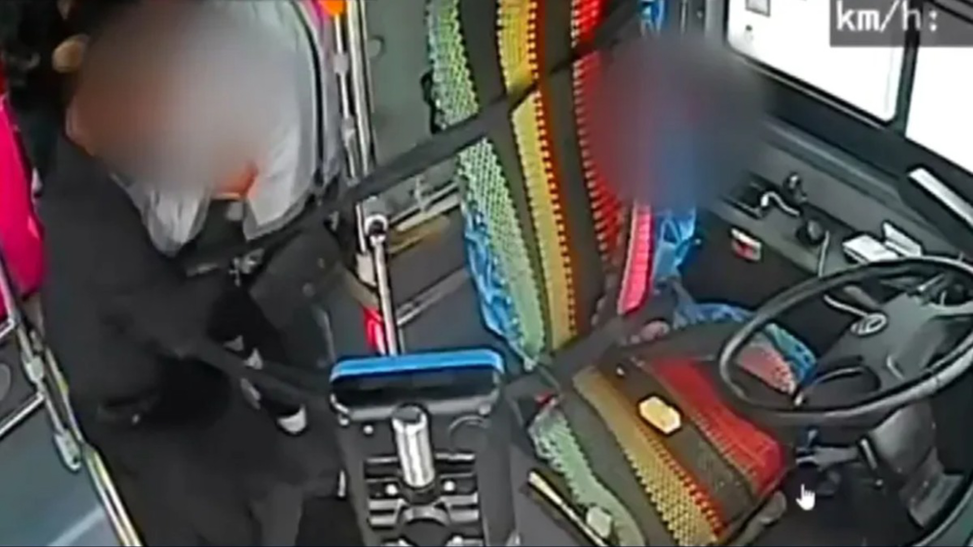 Cámaras de seguridad captan pelea a golpes entre chofer y pasajero de la Ruta 228 en Guadalupe por problemas con el pago digital.