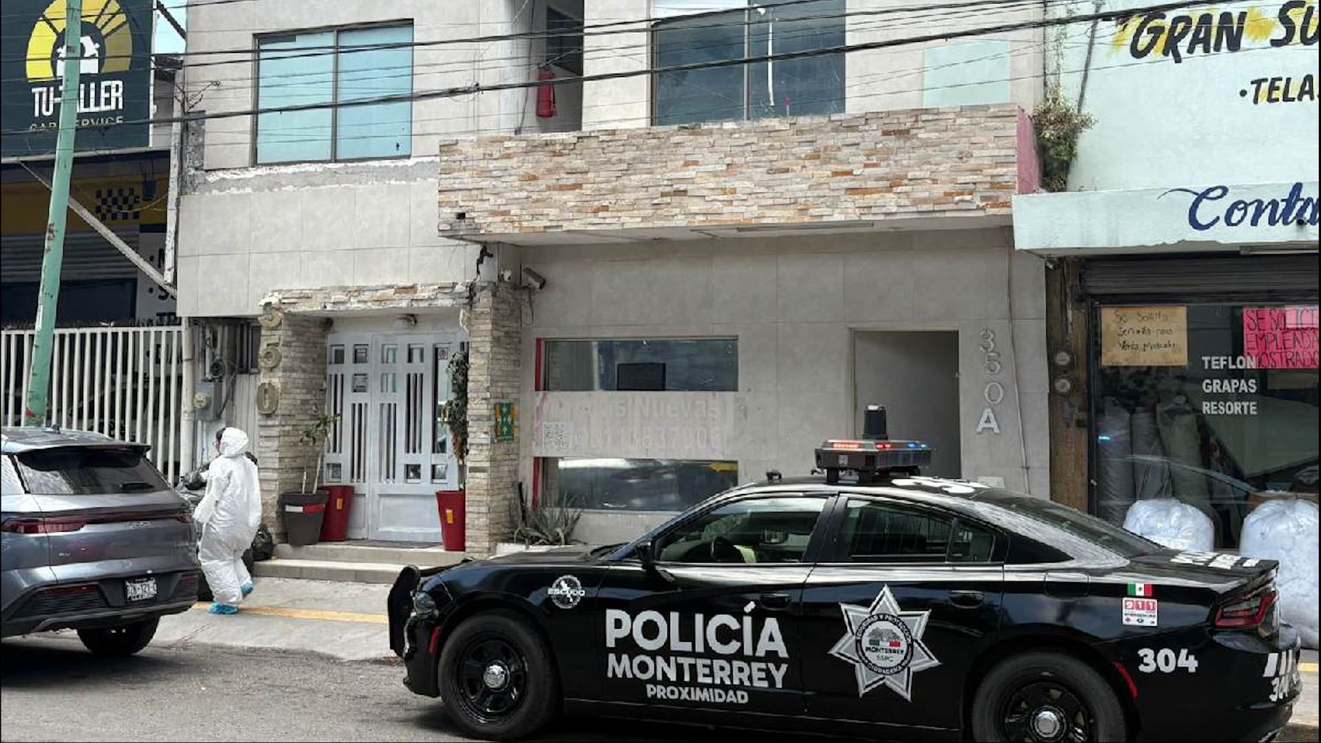 Fiscalía de Monterrey investiga el feminicidio de una joven en la colonia Central. La víctima murió por estrangulamiento y buscan a su expareja.