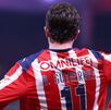 Brian Gutiérrez esperando en el banderín de corner con Chivas.