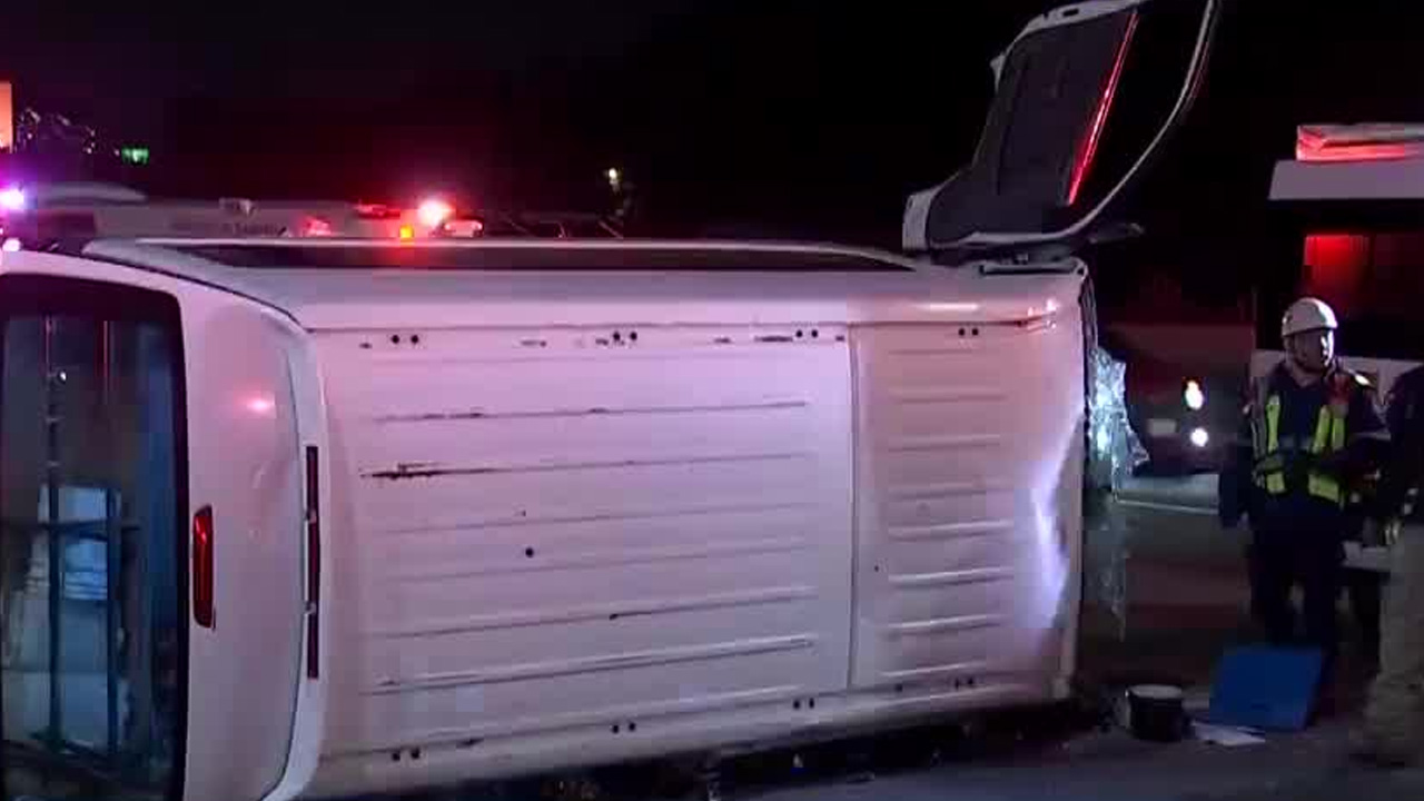 Una combi volcó luego de que fuera impactada por otro vehículo sobre la carretera México-Pachuca, en Ecatepec de Morelos.