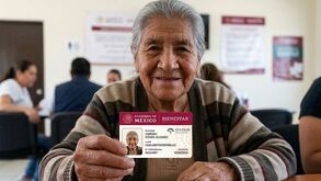 Adulta mayor con tarjeta INAPAM 2026