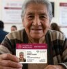 Adulta mayor con tarjeta INAPAM 2026