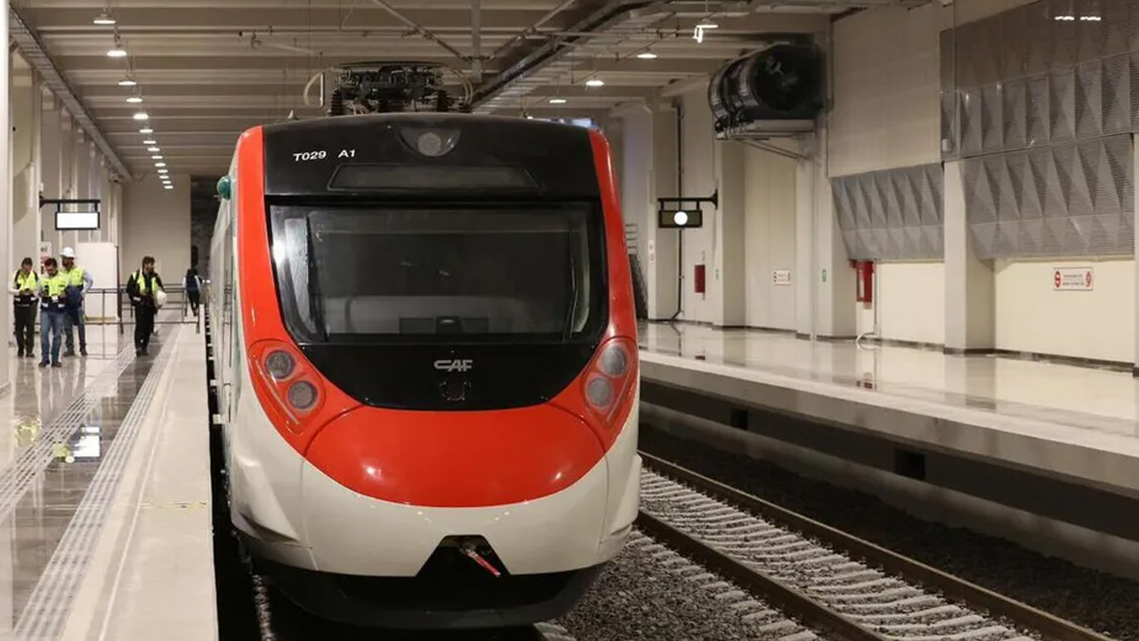 Luego de que el pasado domingo 5 de abril entrara en vigencia el aumento en las tarifas del Tren Suburbano, usuarios expresaron su descontento.