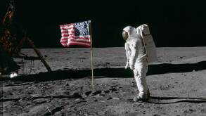Edwin E. Aldrin Jr. piloto del módulo lunar, sobre la superficie de la Luna con la bandera de los Estados Unidos en la misión Apolo 11