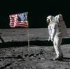Edwin E. Aldrin Jr. piloto del módulo lunar, sobre la superficie de la Luna con la bandera de los Estados Unidos en la misión Apolo 11