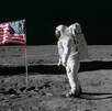 Edwin E. Aldrin Jr. piloto del módulo lunar, sobre la superficie de la Luna con la bandera de los Estados Unidos en la misión Apolo 11