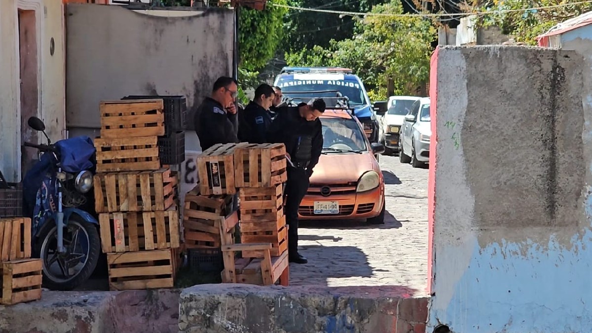 Policías de Zapopan reunidos al exterior de una vivienda donde un hombre fue asesinado