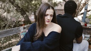 Pareja sentada de espaldas muestra la desvinculación entre ambos, señal de una posterior separación