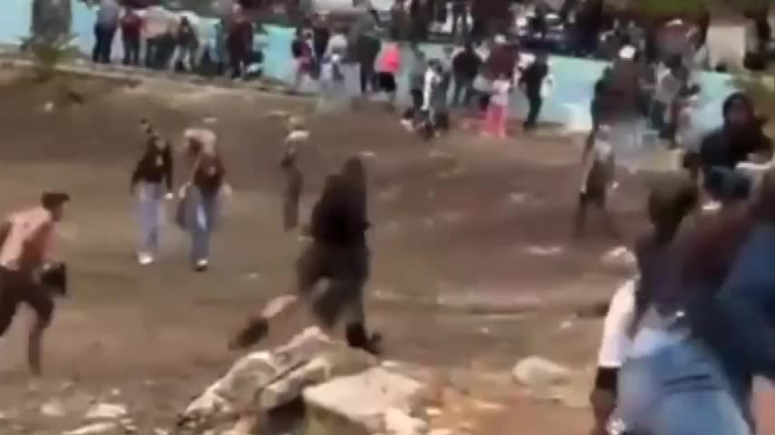 Un hombre armado disparó contra policías en un parque de Mier y Noriega, Nuevo León.