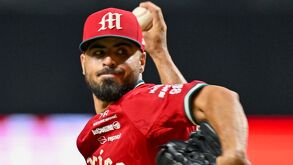 Humberto Castellanos vistiendo la franela de los Diablos Rojos del México.