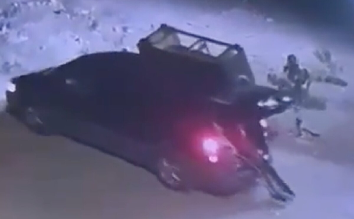 Familia captada tirando un sillón y basura en la colonia Loma Real Cinco.