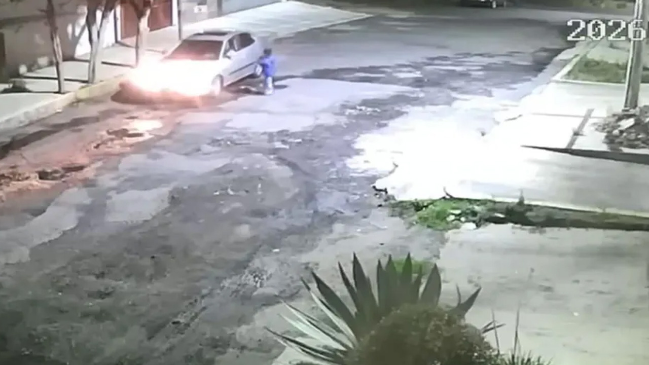 Un video captó el momento en que un hombre abandonó a un niño en calles de la colonia Héroes de Padierna, Ciudad de México.