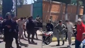 Joven camina atado a unas vacas que previamente intentó robar en Puebla.