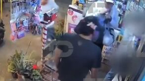 Menores de edad robando papelería en la colonia Tezozómoc de Azcapotzalco